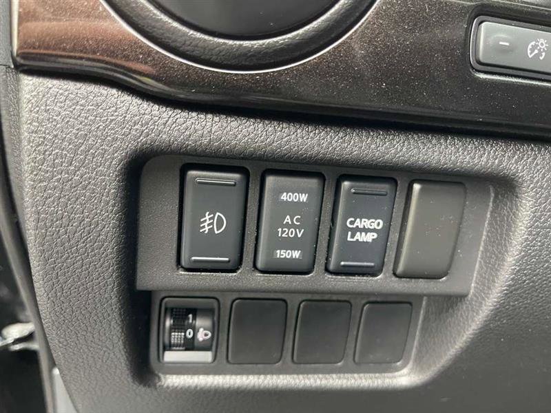 Used 2018 Nissan Titan SV w/ SV Convenience Package image 19