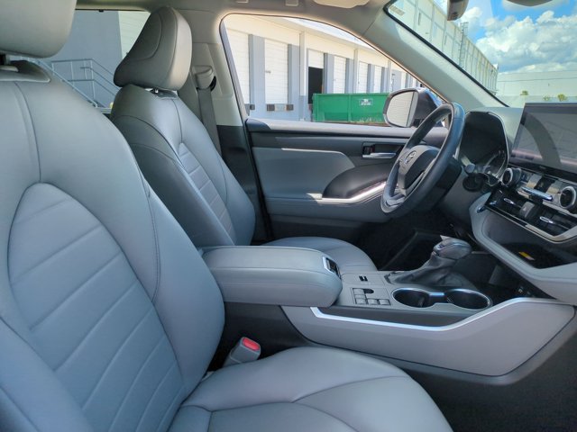 Used 2023 Toyota Highlander XLE FWD image 21