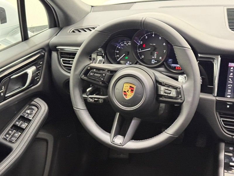 Used 2026 Porsche Macan AWD/4WD image 17
