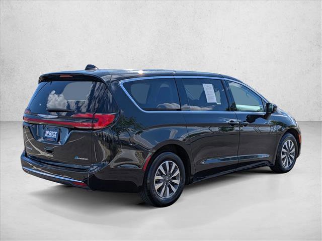 Used 2024 Chrysler Pacifica Select image 5