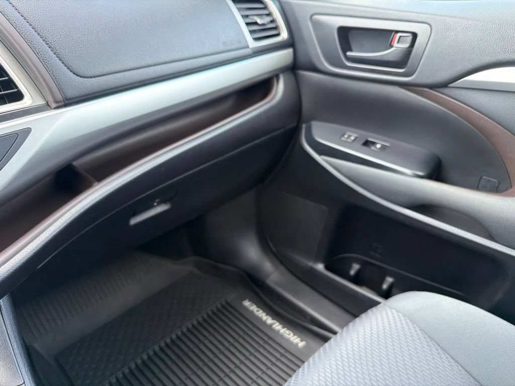 Used 2019 Toyota Highlander LE FWD image 18