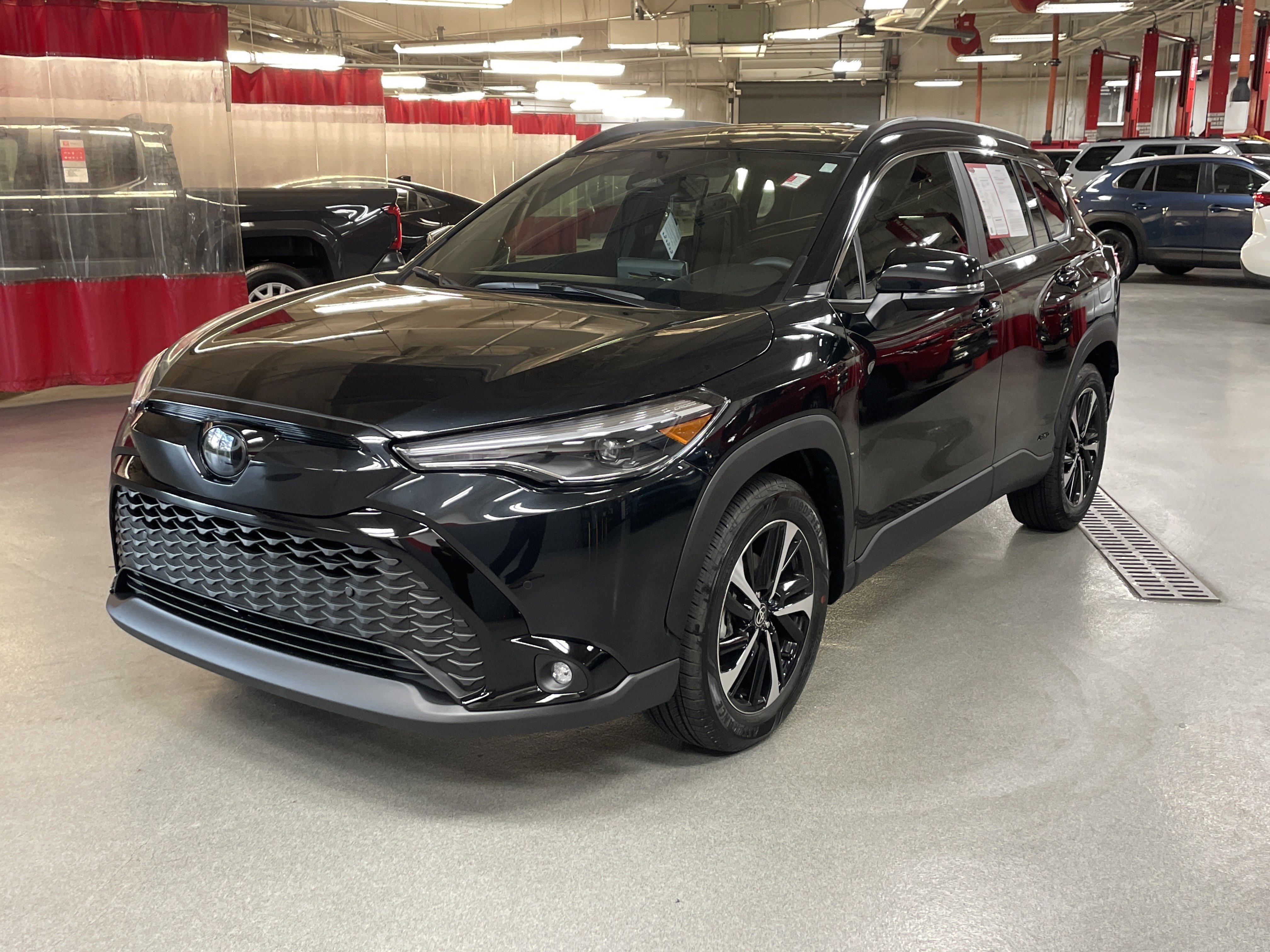 Used 2024 Toyota Corolla Cross XSE w/ Convenience Package AWD/4WD image 5