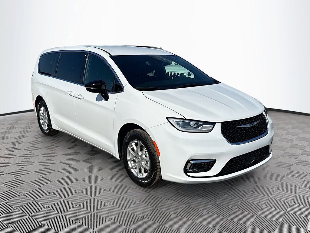 Used 2026 Chrysler Pacifica Select image 4