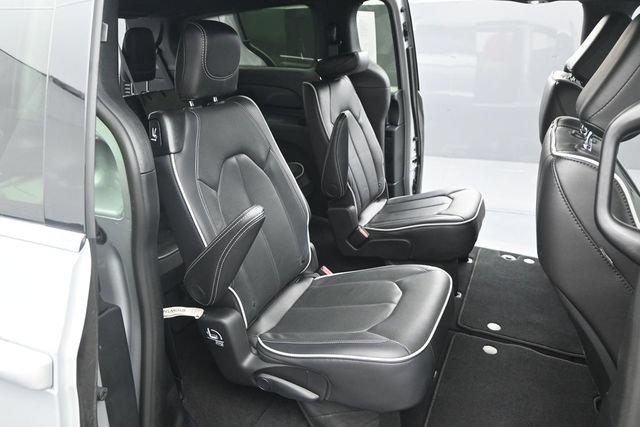 Used 2026 Chrysler Pacifica Limited FWD image 15