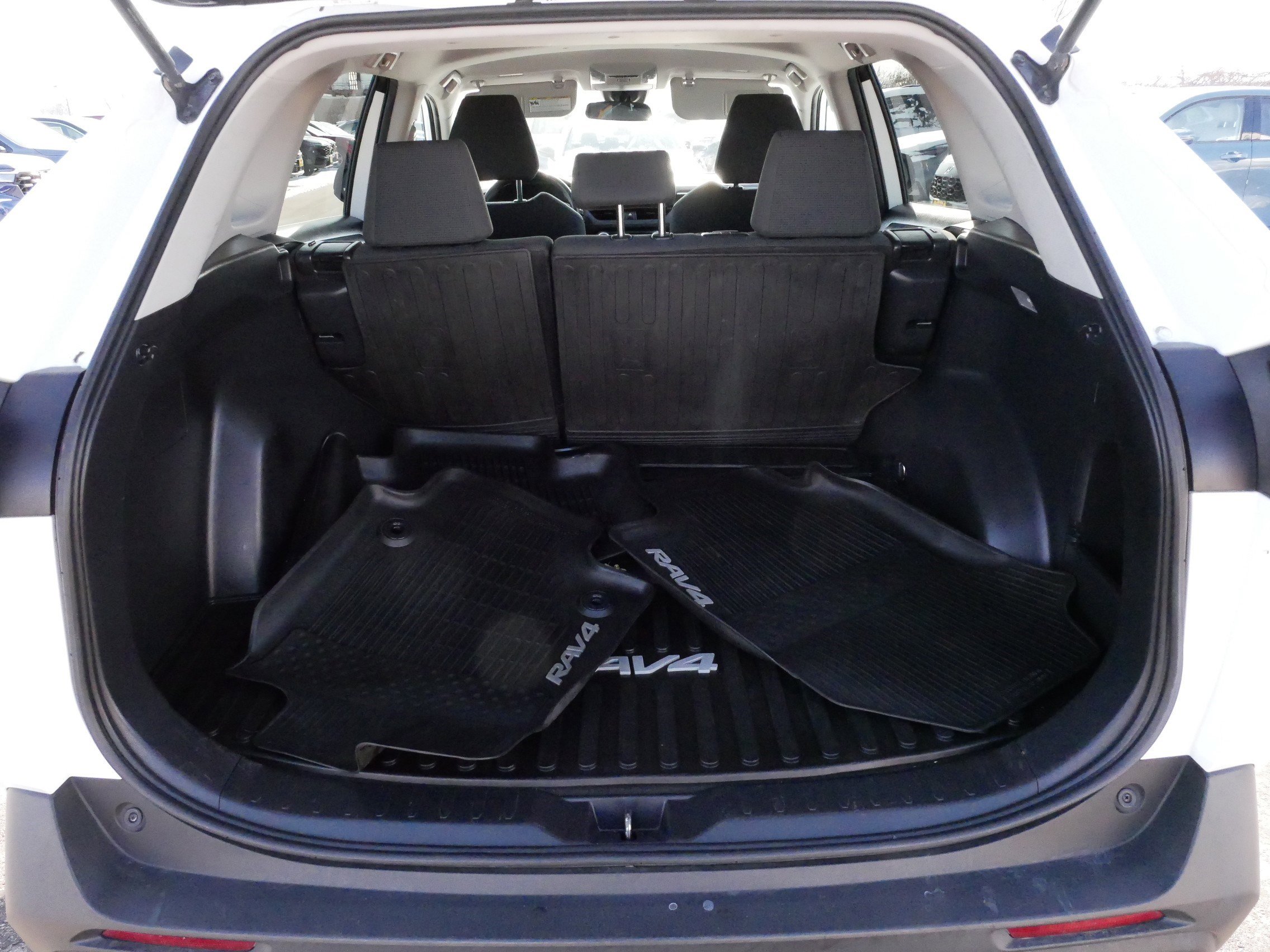 Used 2021 Toyota RAV4 LE image 18