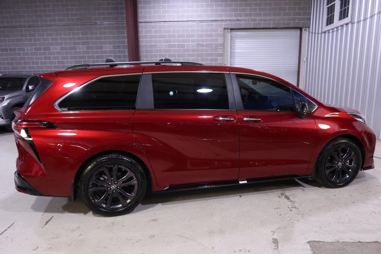 Used 2024 Toyota Sienna XSE image 5