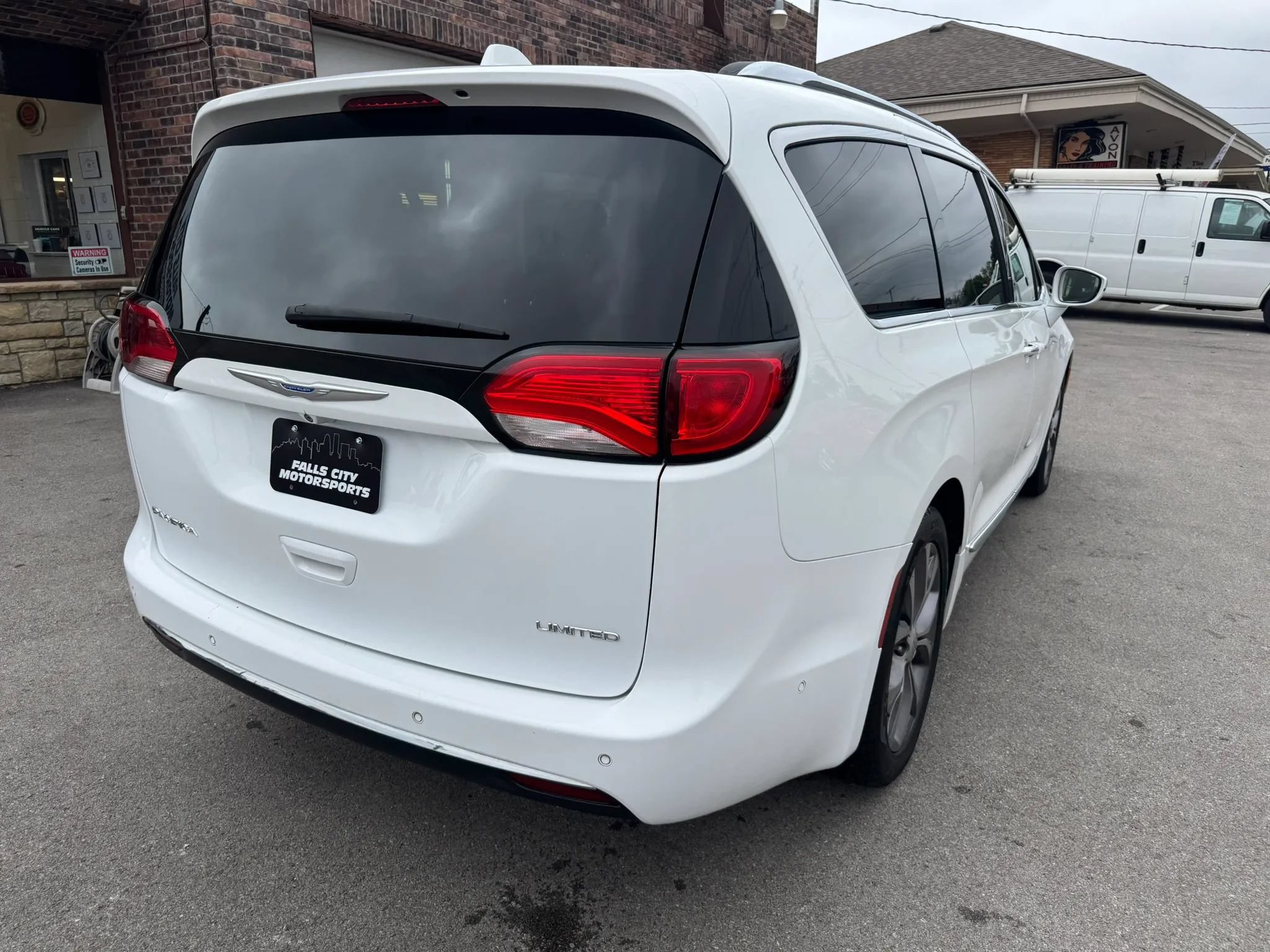 Used 2018 Chrysler Pacifica Limited w/ Tire & Wheel Group FWD image 14