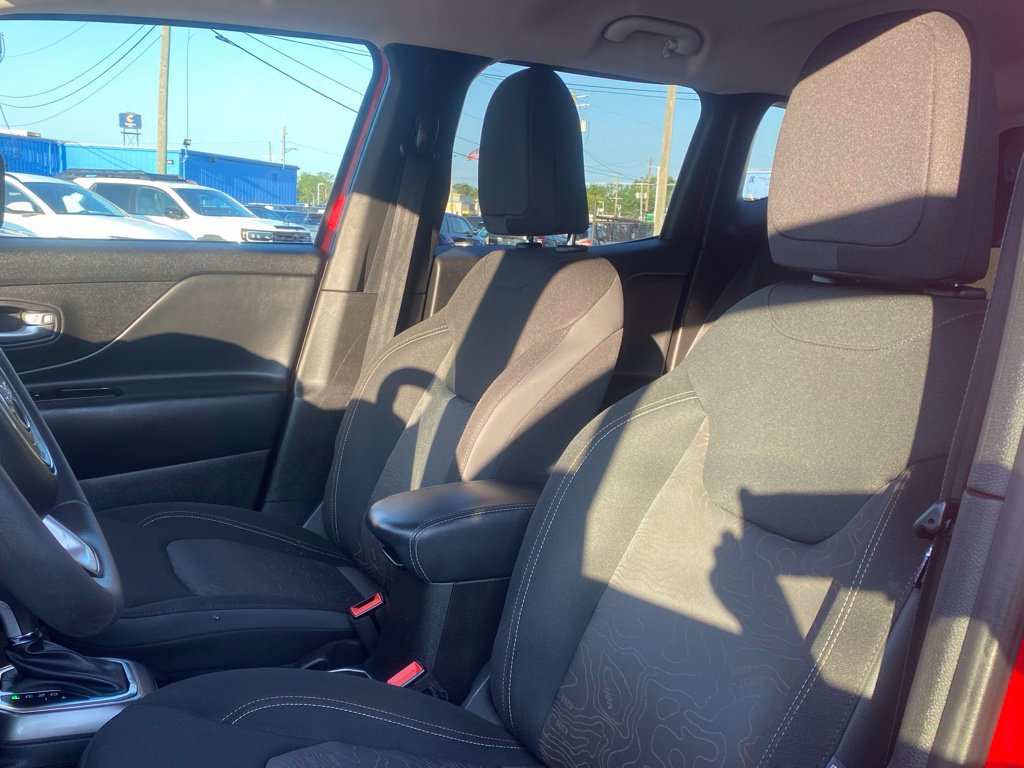 Used 2023 Jeep Renegade Latitude AWD/4WD image 10