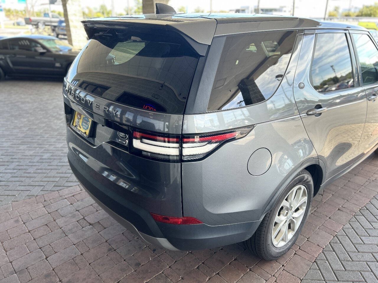 Used 2018 Land Rover Discovery SE AWD/4WD image 18