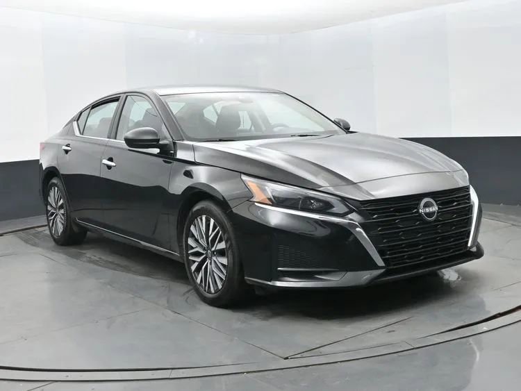 Used 2025 Nissan Altima 2.5 SV image 2