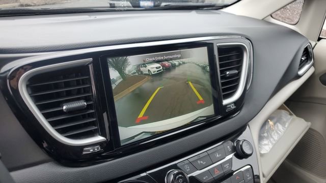 Certified 2024 Chrysler Pacifica Touring-L image 16