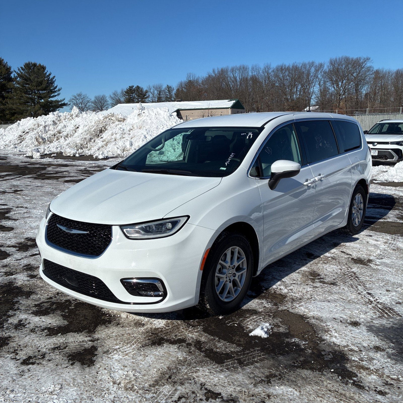 Used 2023 Chrysler Pacifica Touring-L image 1
