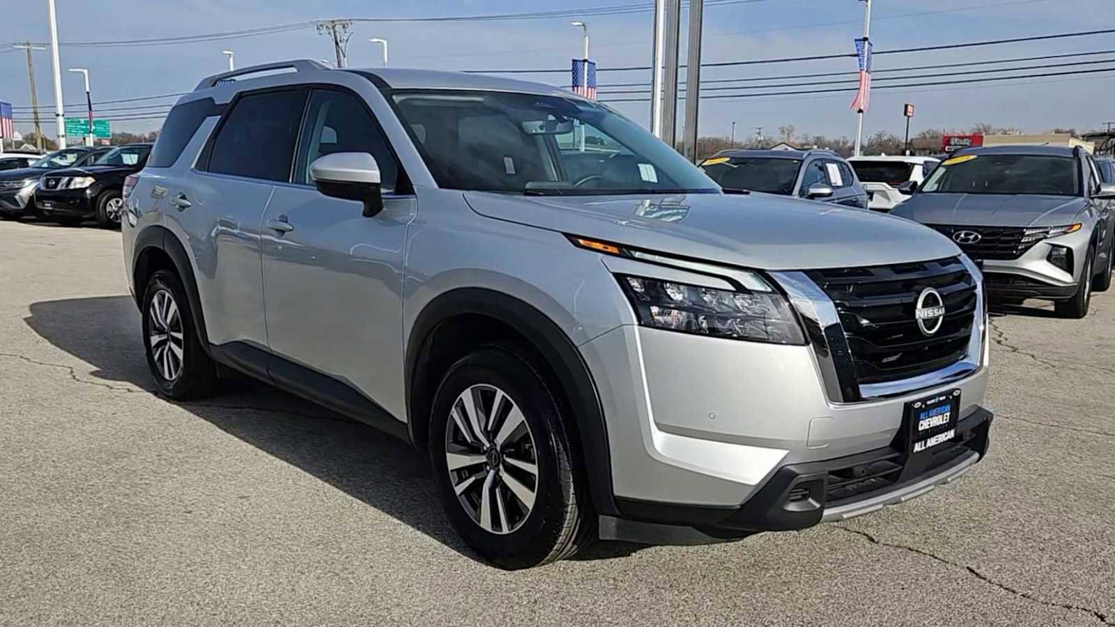 Used 2025 Nissan Pathfinder SL image 2