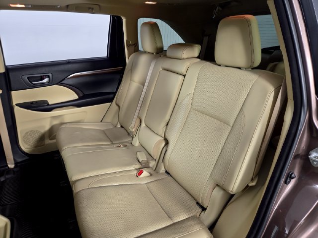 Used 2018 Toyota Highlander Limited FWD image 16