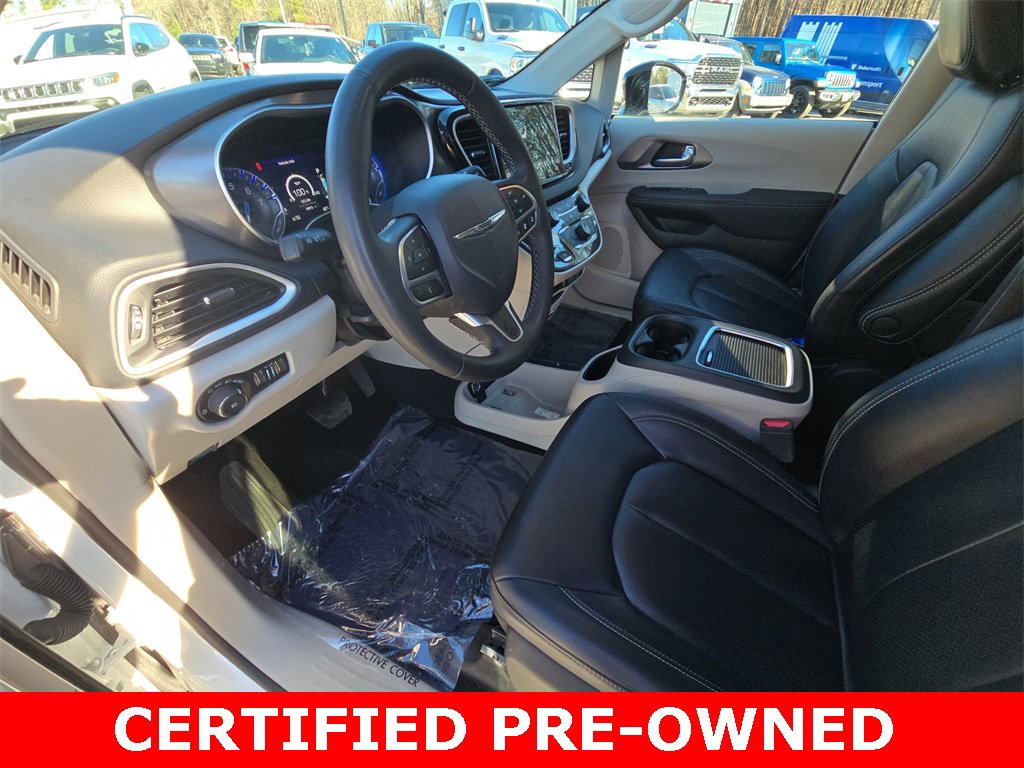 Used 2024 Chrysler Pacifica Touring-L image 18