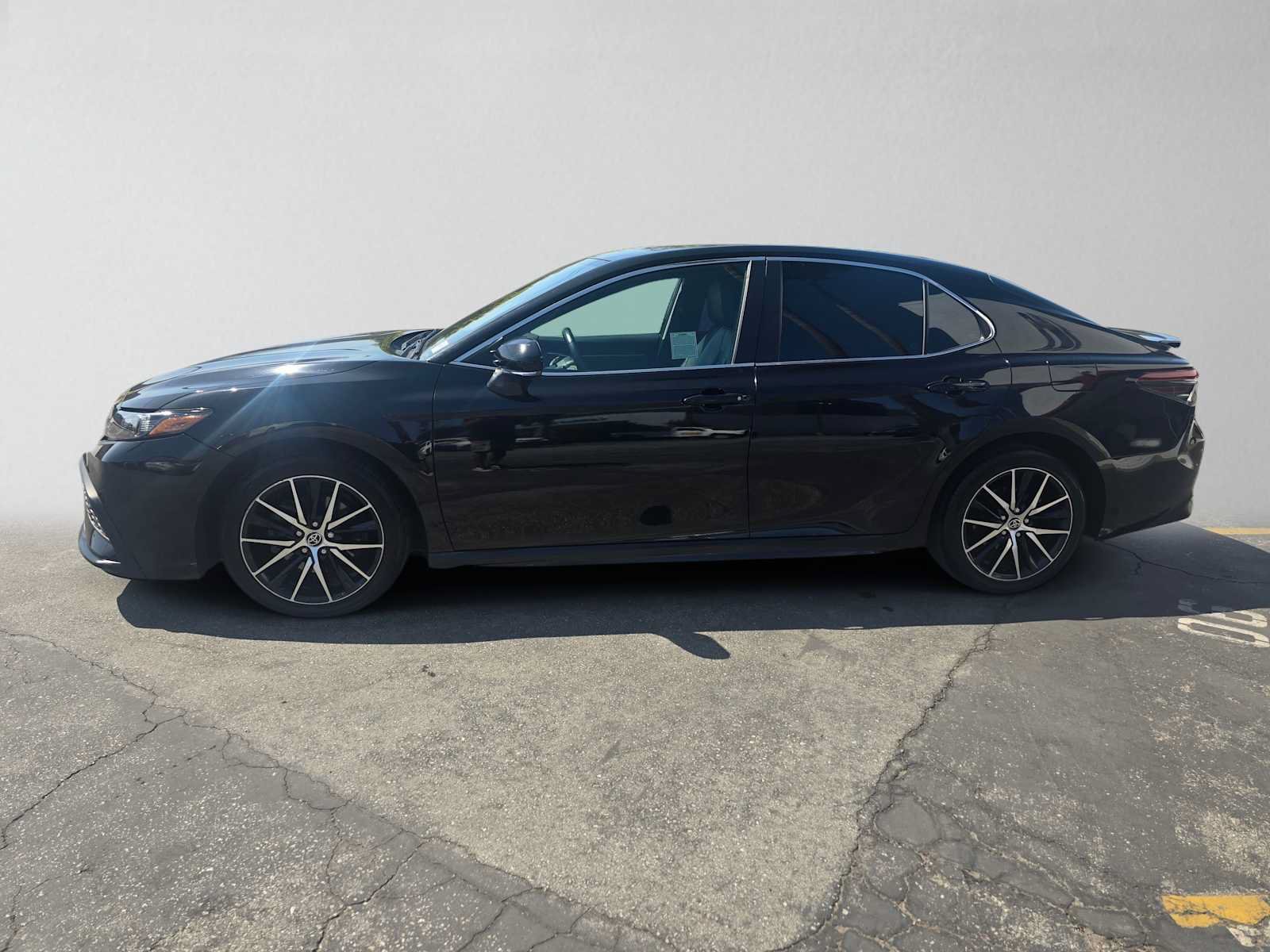 Used 2023 Toyota Camry SE FWD image 6