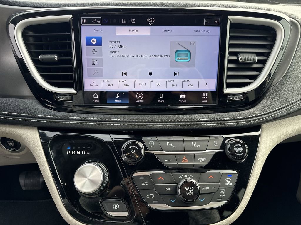 Used 2023 Chrysler Pacifica Touring-L image 13