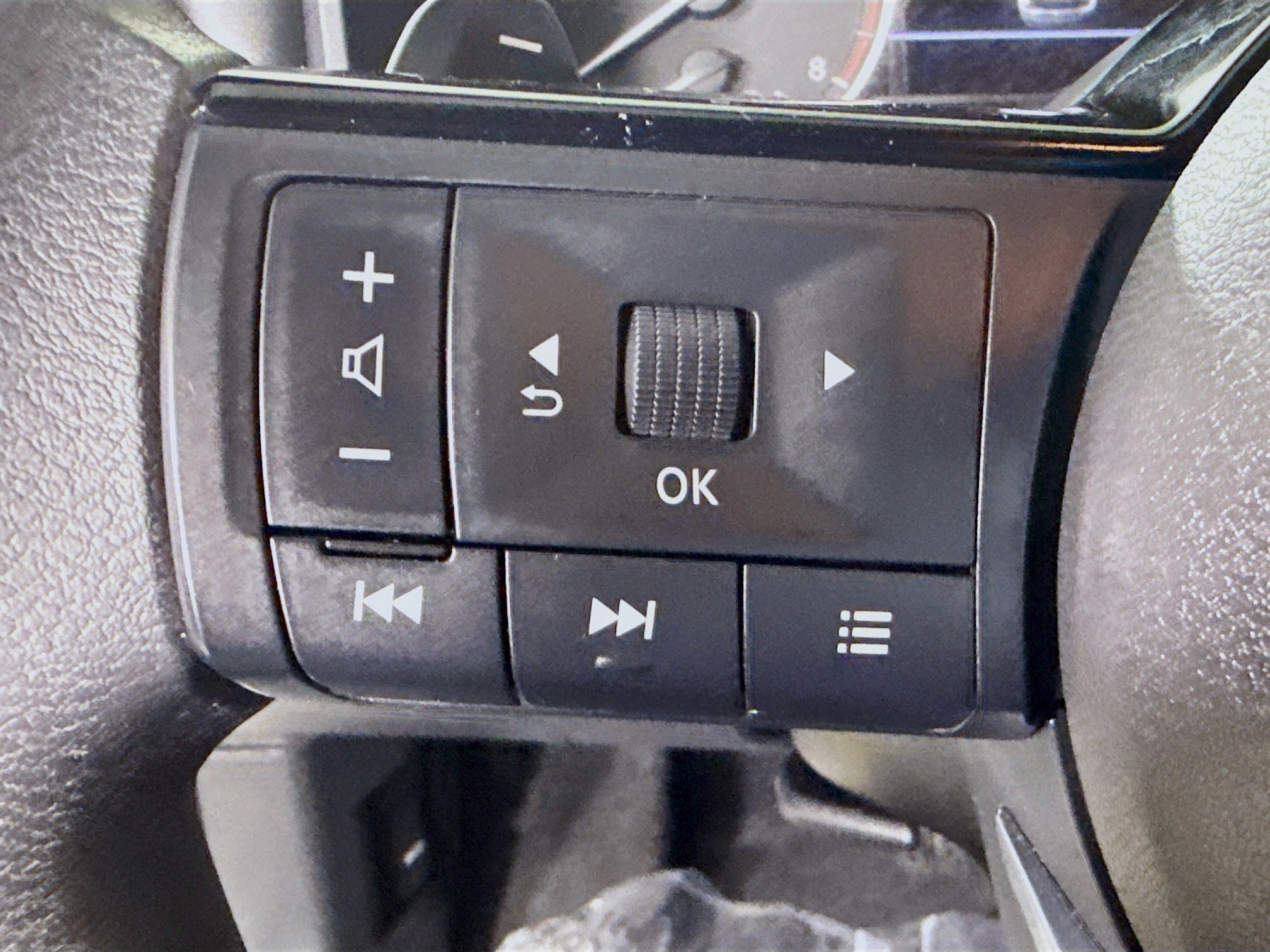 Used 2023 Nissan Rogue SV image 14