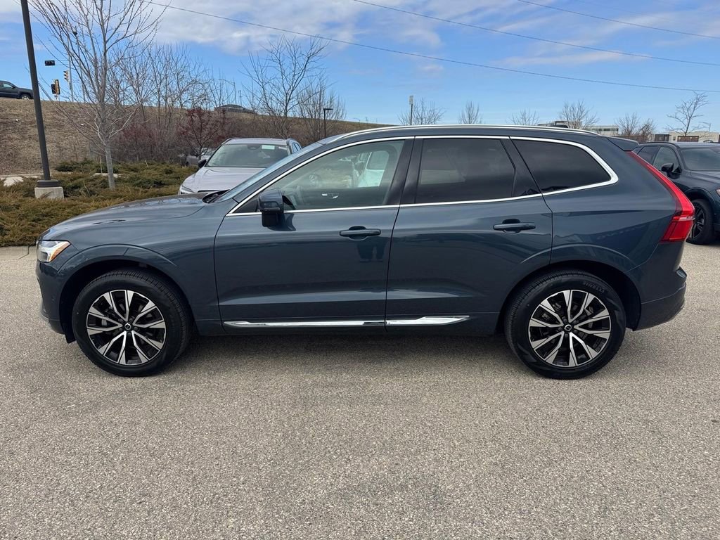 Used 2023 Volvo XC60 B5 Plus image 2