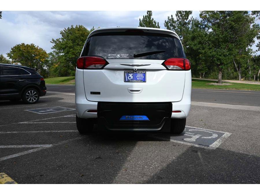 Used 2023 Chrysler Voyager LX image 7