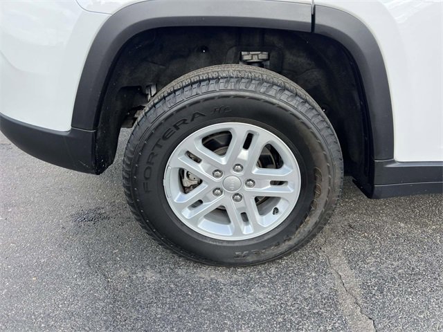 Used 2023 Jeep Grand Cherokee Laredo image 11