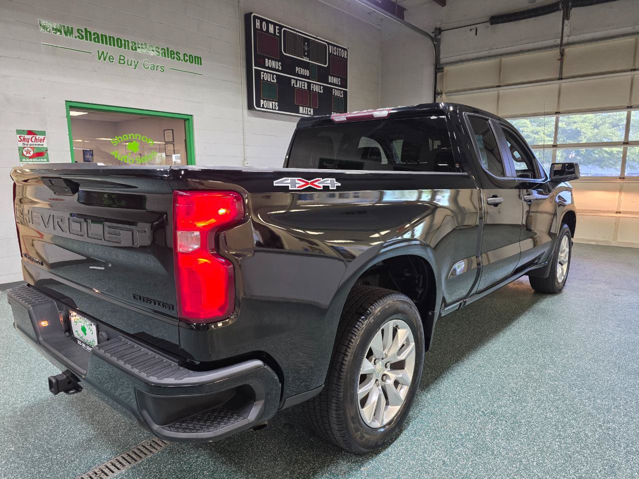 Used 2020 Chevrolet Silverado 1500 Custom w/ Custom Value Package AWD/4WD image 6