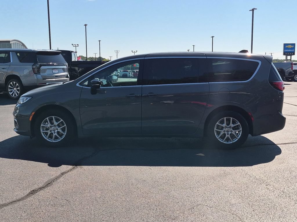 Used 2025 Chrysler Pacifica Select FWD image 7
