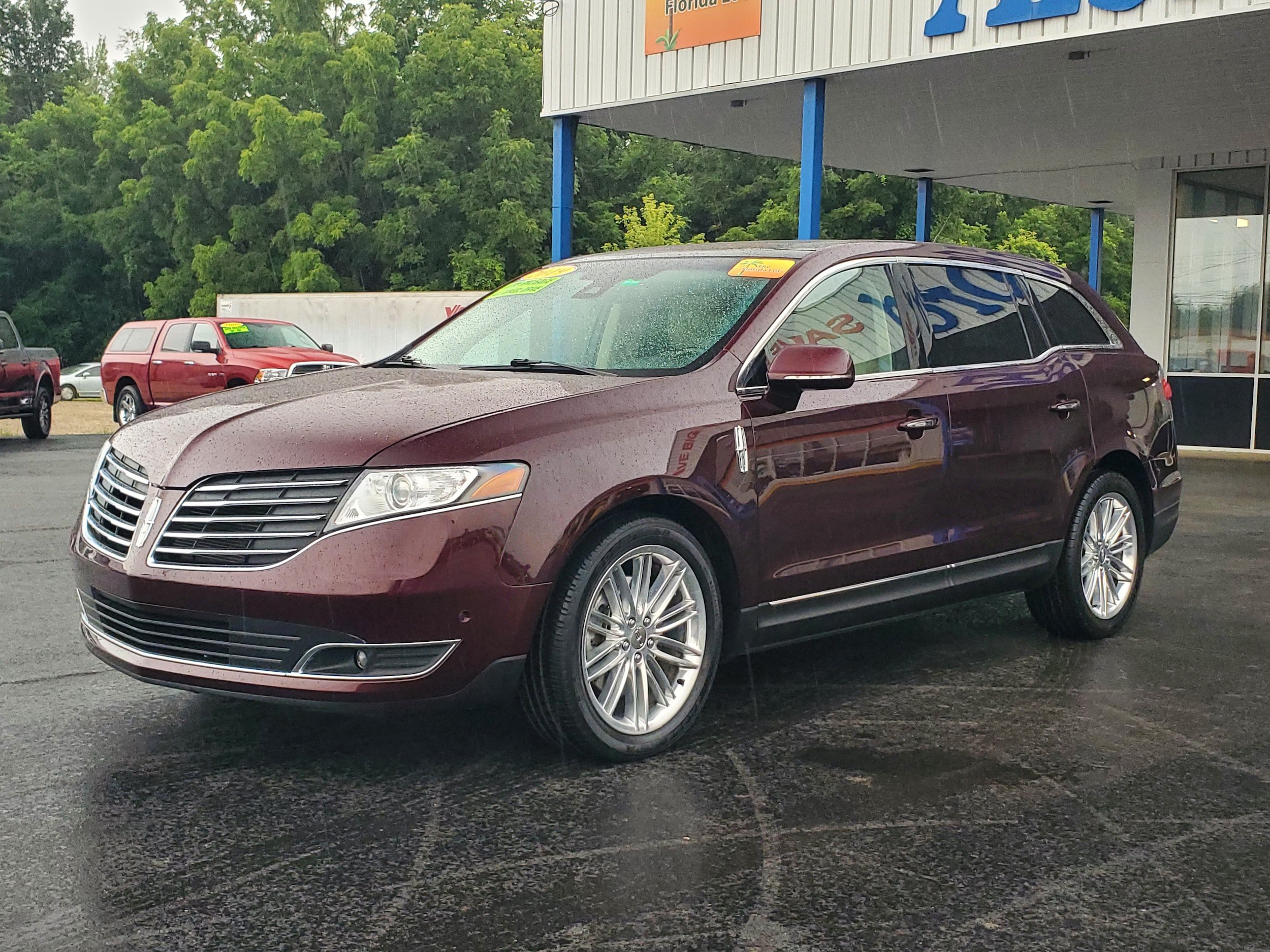 Used 2019 Lincoln MKT AWD image 2