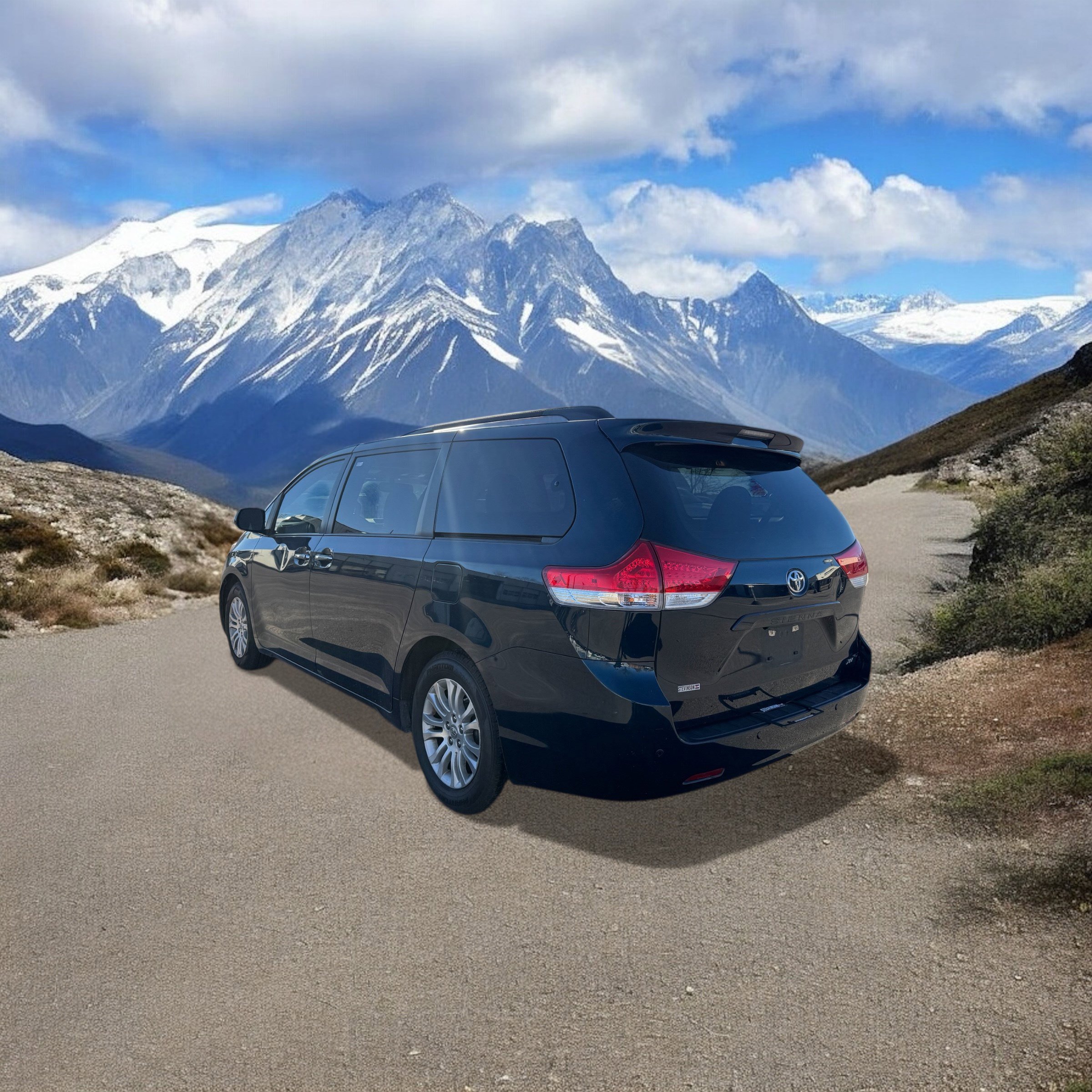 Used 2012 Toyota Sienna XLE image 3