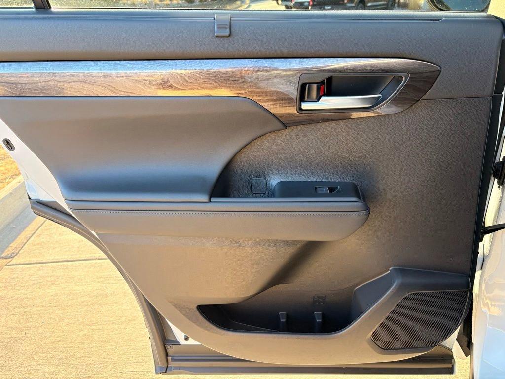 Used 2026 Toyota Highlander Platinum image 24