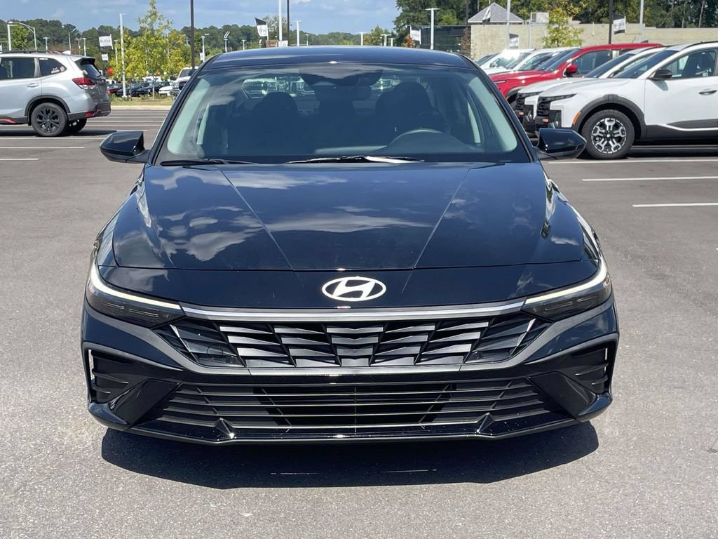 Certified 2025 Hyundai Elantra SE w/ Cargo Package FWD image 8