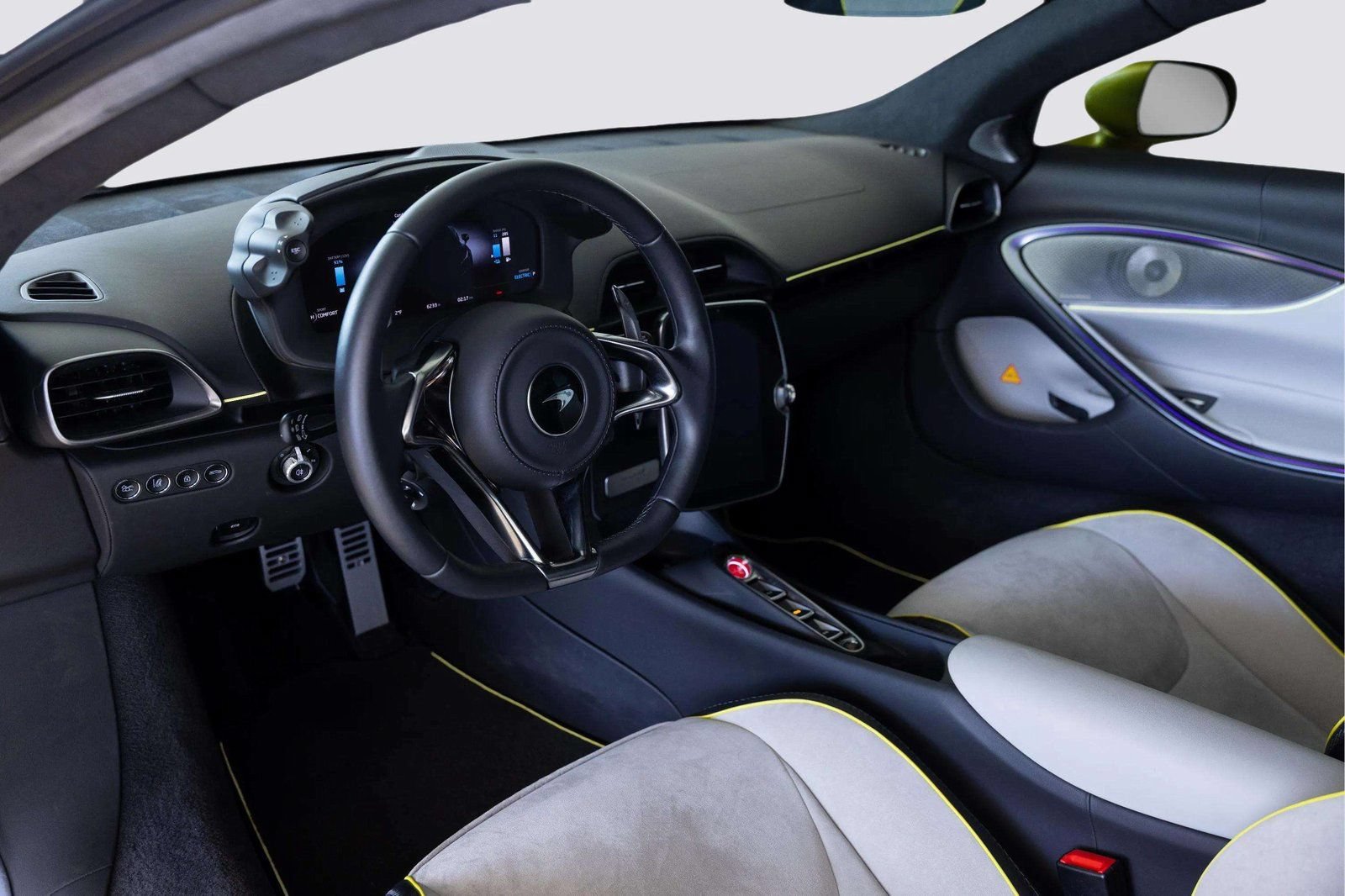 Used 2023 McLaren Artura RWD image 11