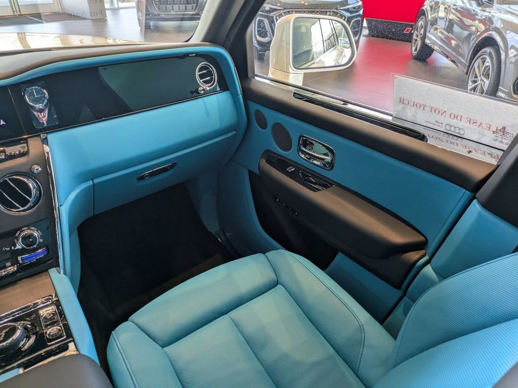 Used 2025 Rolls-Royce Cullinan AWD/4WD image 22