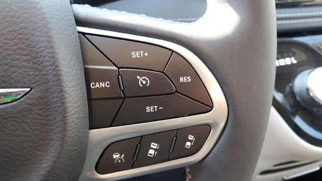 Certified 2023 Chrysler Pacifica Touring-L FWD image 11