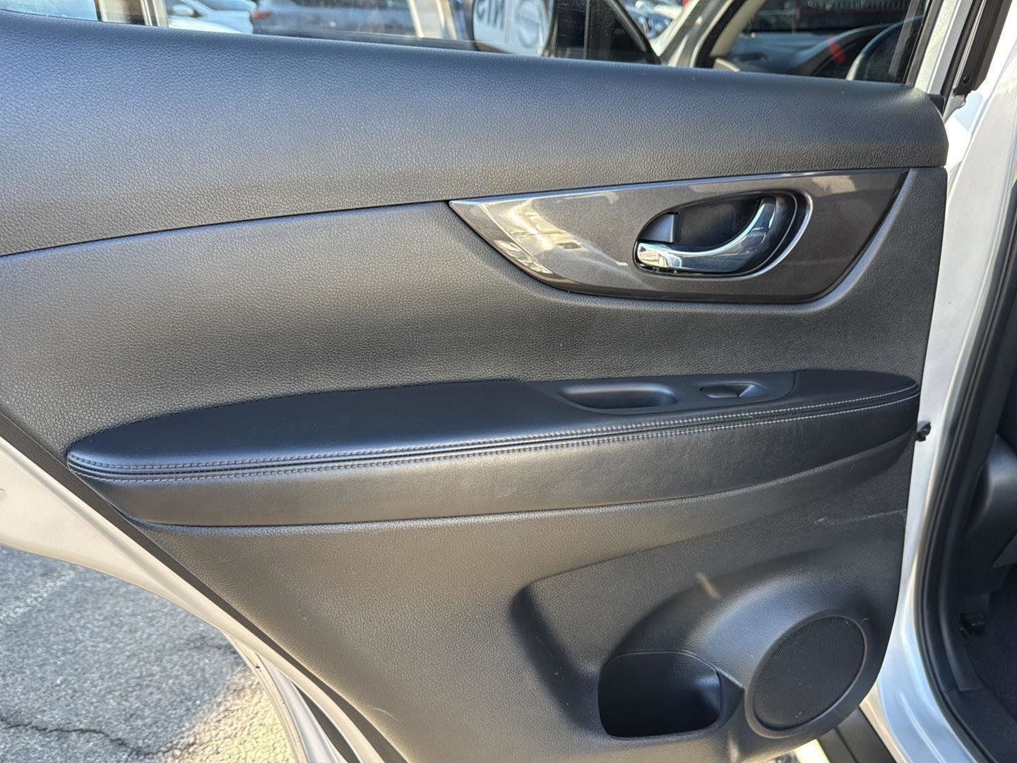 Used 2020 Nissan Rogue SV image 27