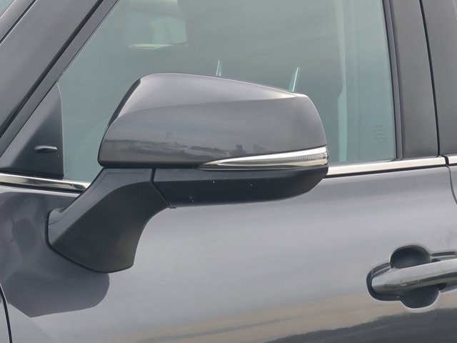 Used 2023 Toyota Highlander LE image 4