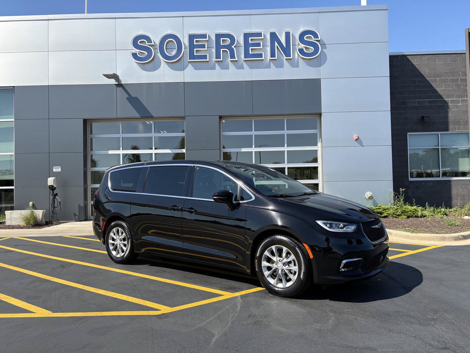Used 2026 Chrysler Pacifica Limited FWD image 1