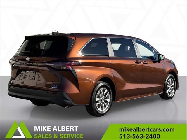Used 2024 Toyota Sienna LE image 4