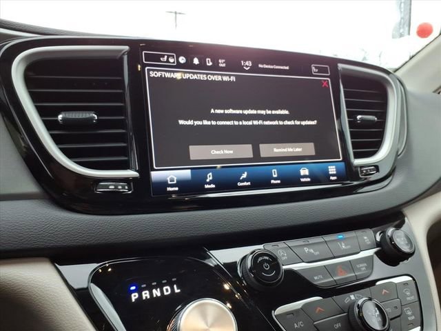 Used 2023 Chrysler Pacifica Touring-L image 24