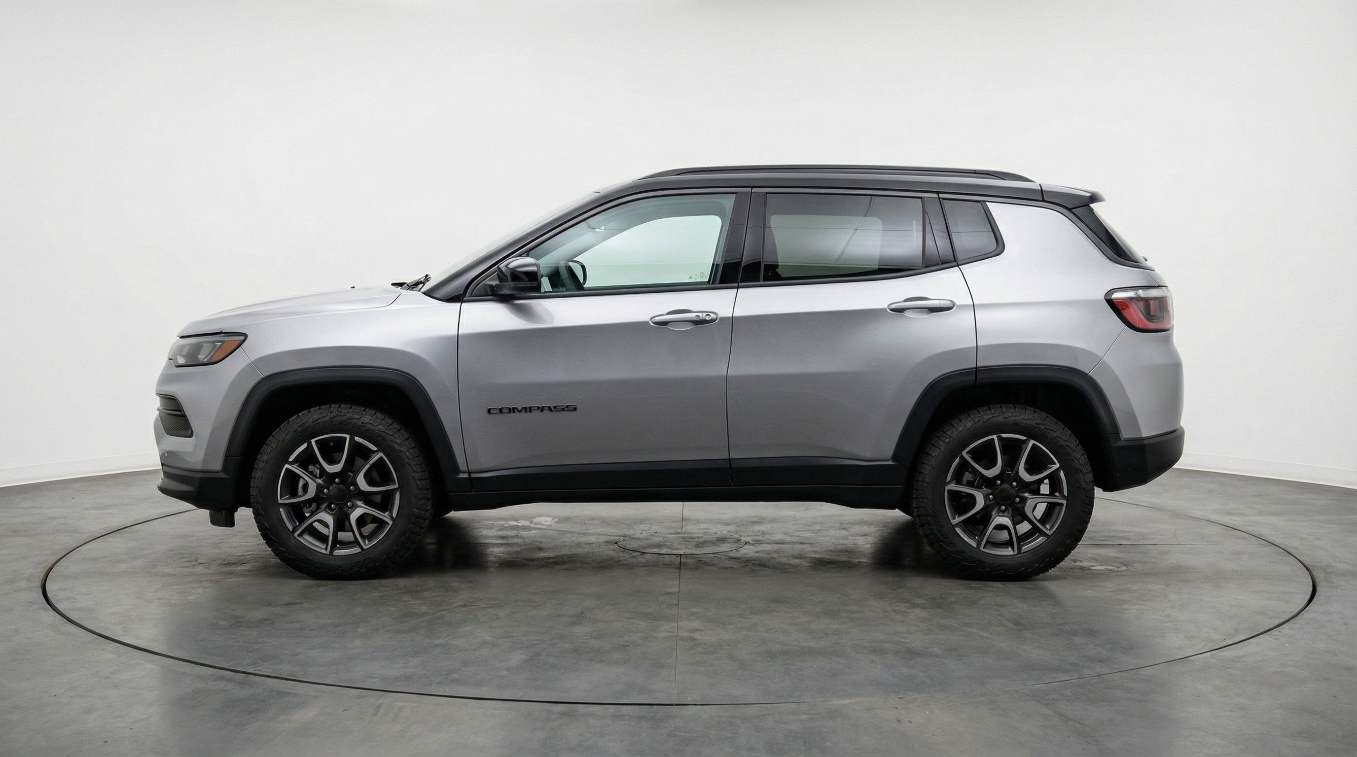 Used 2025 Jeep Compass Trailhawk image 5