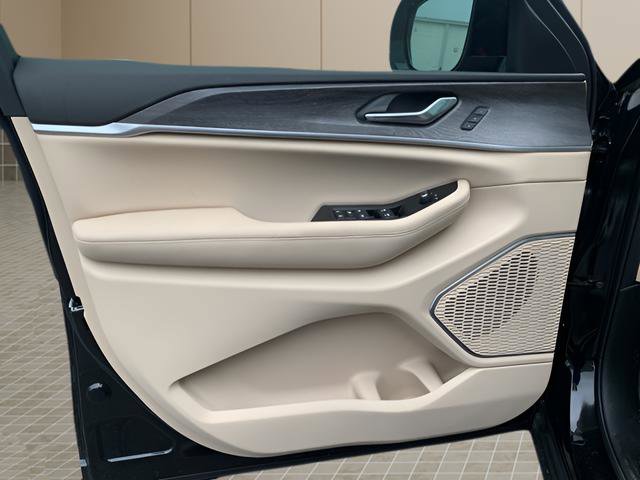 New 2025 Jeep Grand Cherokee Limited w/ Black Appearance Package image 16