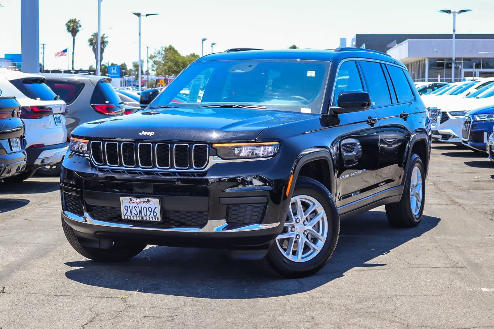 Used 2025 Jeep Grand Cherokee L Laredo RWD image 1