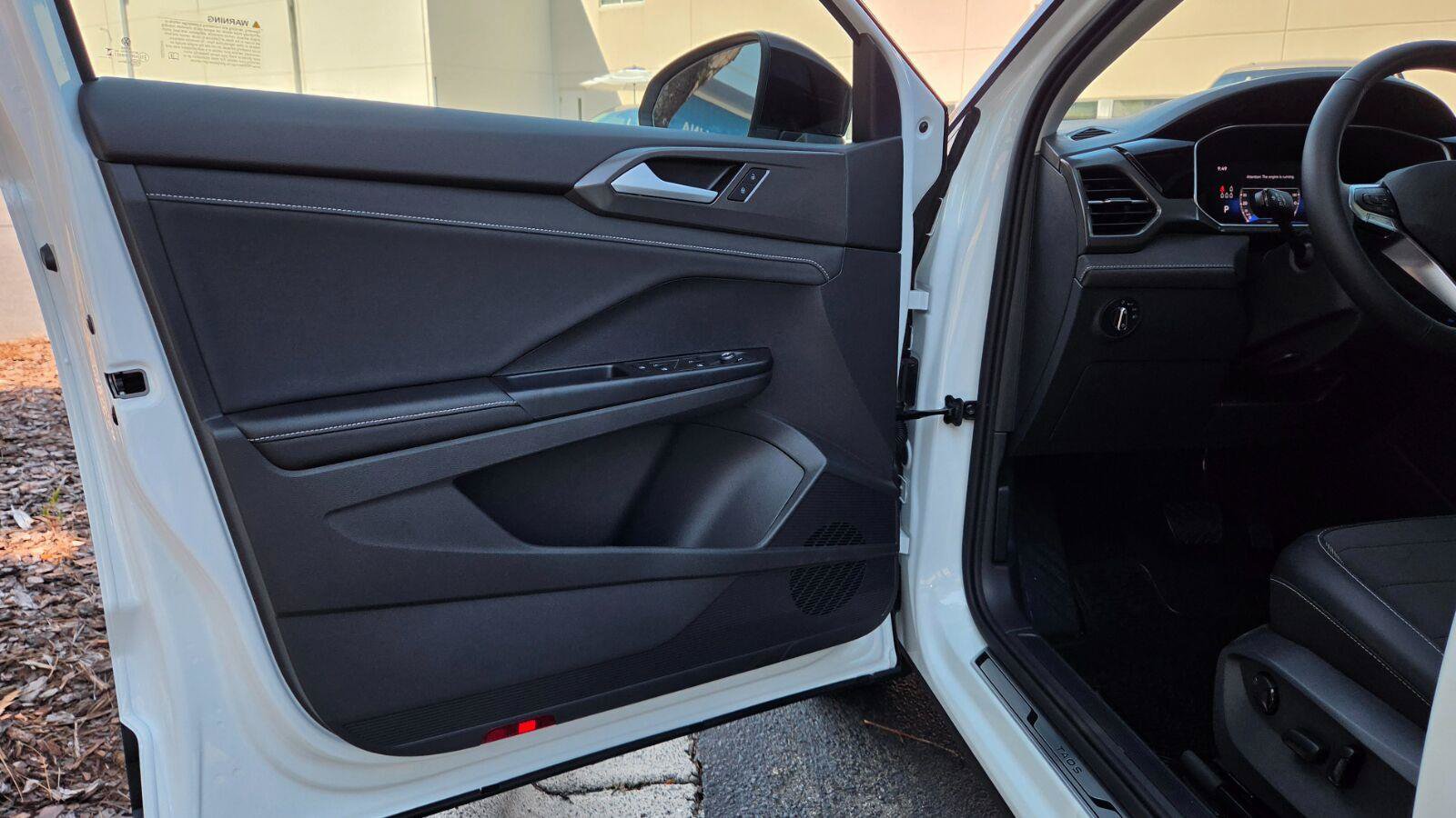 New 2027 Volkswagen Taos SE FWD image 18