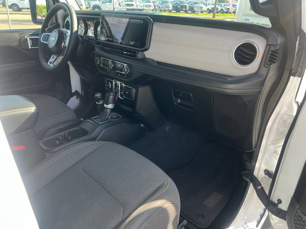 Used 2025 Jeep Wrangler Unlimited Sahara AWD/4WD image 27
