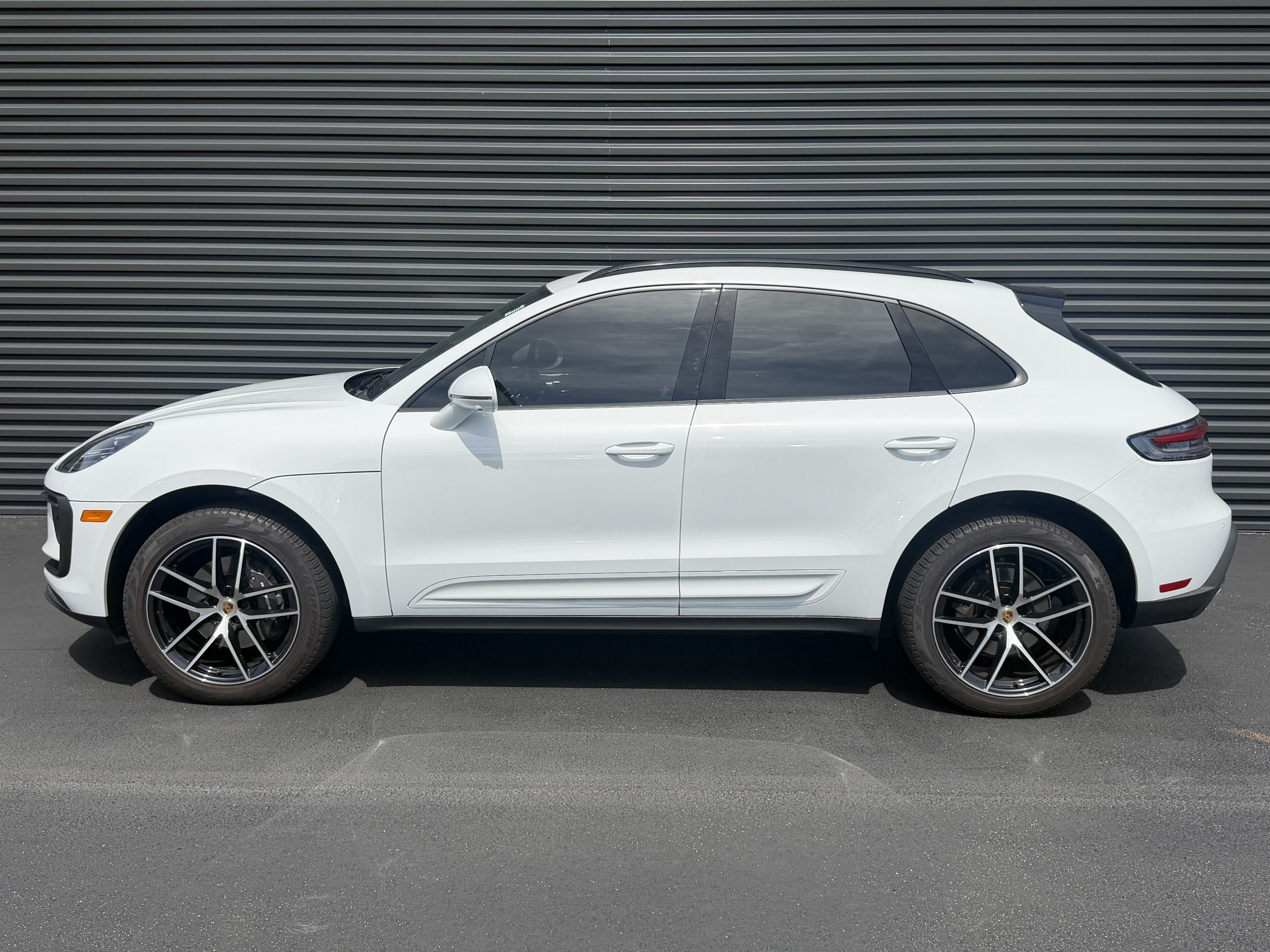 Certified 2024 Porsche Macan AWD/4WD image 2