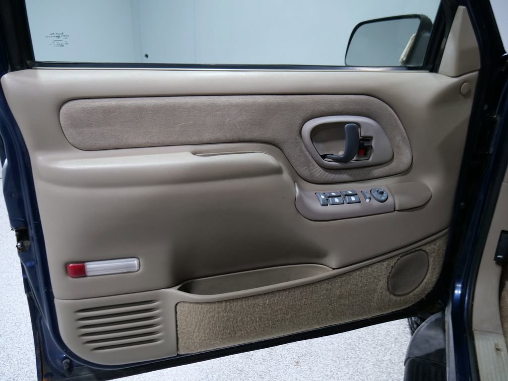 Used 1999 GMC Suburban 4WD w/ Marketing Opt Pkg 3 image 16