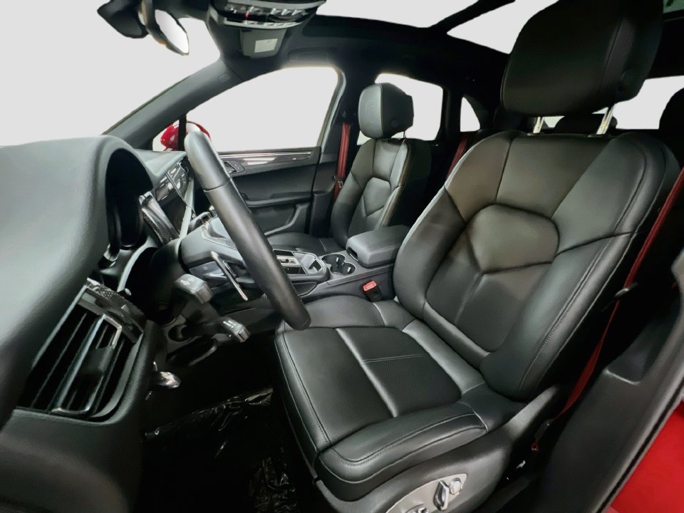 Certified 2026 Porsche Macan AWD/4WD image 5