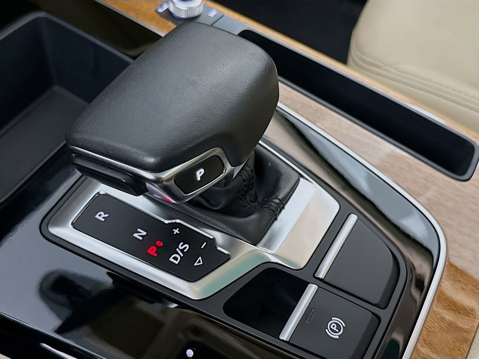 Used 2023 Audi Q5 2.0T Premium w/ Convenience Package image 17