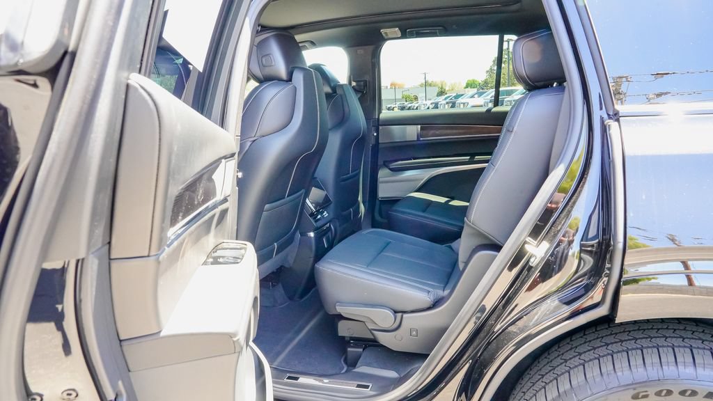 New 2027 Cadillac Vistiq Sport w/ LPO, Floor Liner Package AWD/4WD image 9