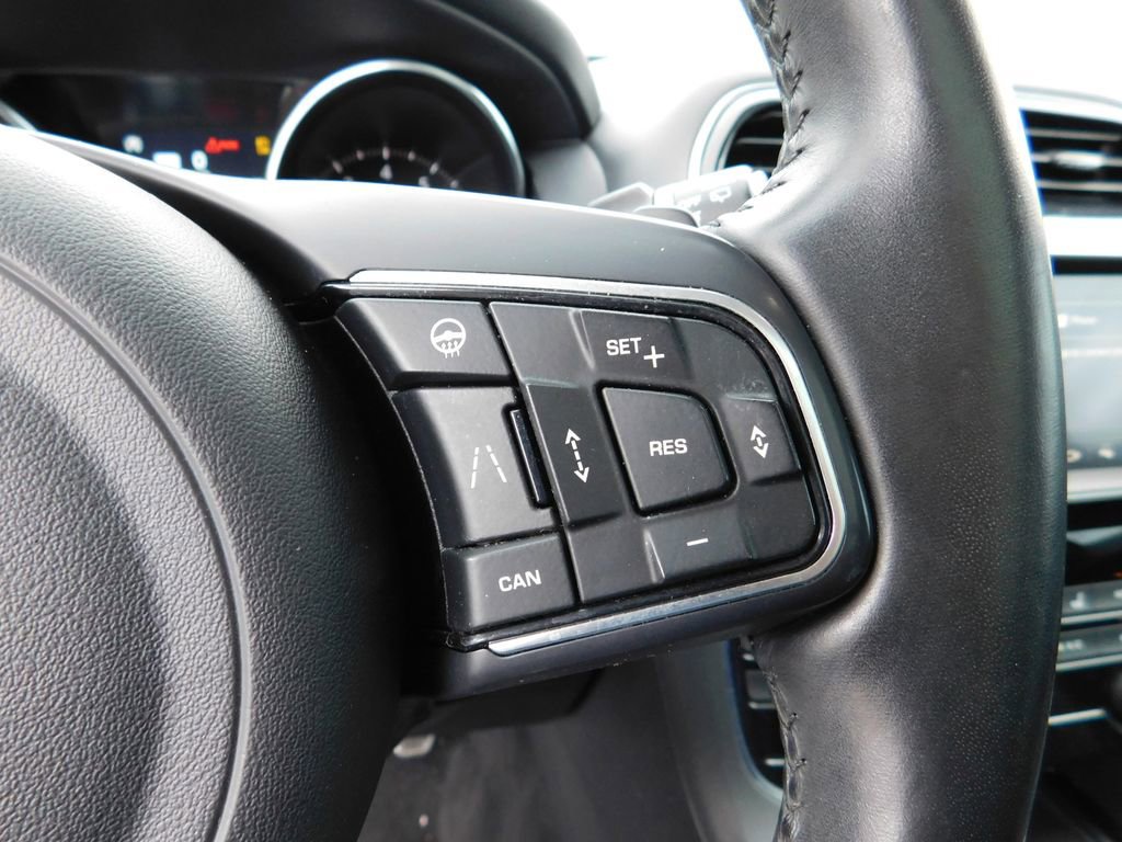 Used 2019 Jaguar F-PACE Premium image 21